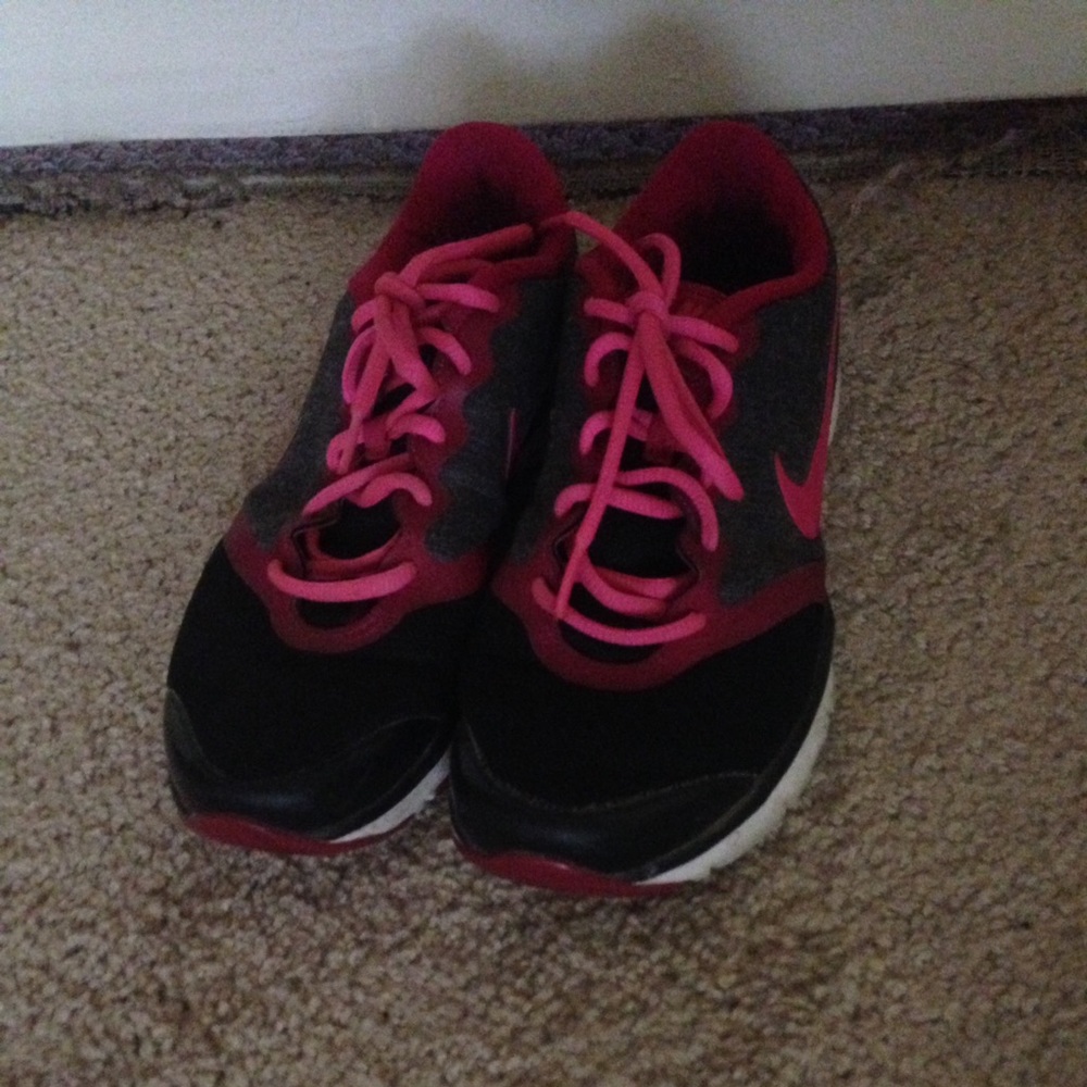 nikes - Picture 3 of 3