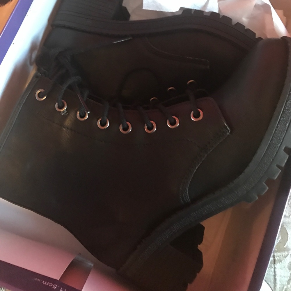 NEVER WORN Steve Madden Black Combat Boots
