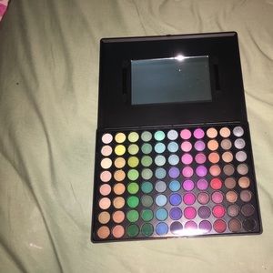 Eye shadow pallet