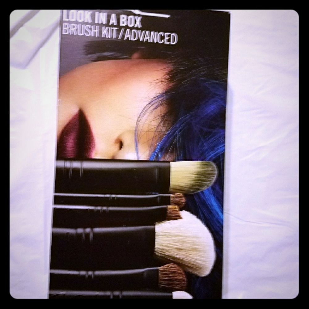 NIB MAC COSMETICS BRUSH KIT ADVANCED