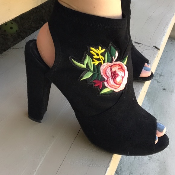 ☕️Black Floral Bootie 🌟 - Picture 5 of 7