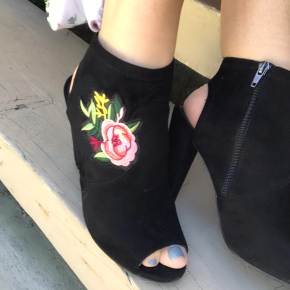 ☕️Black Floral Bootie 🌟 - Picture 2 of 7