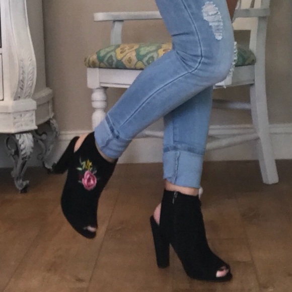 ☕️Black Floral Bootie 🌟 - Picture 4 of 7