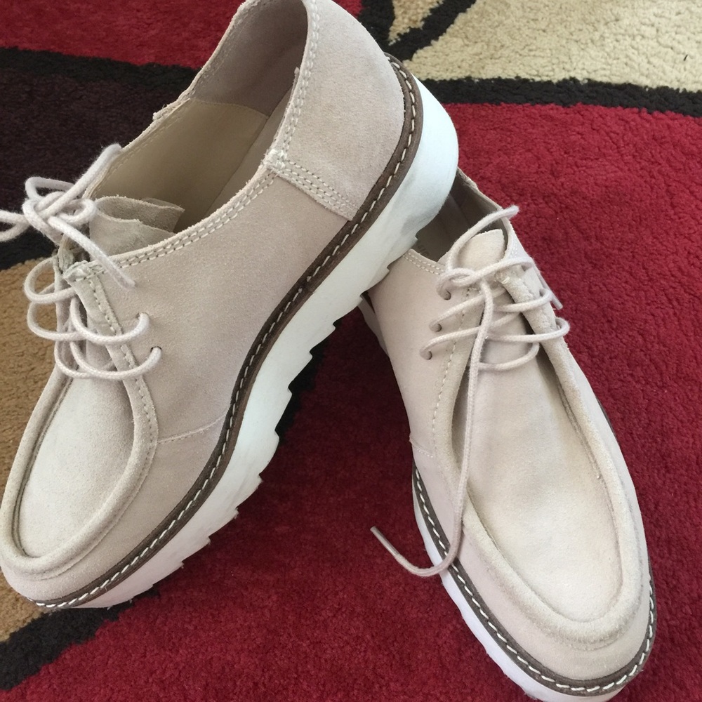 A Zara close shoes .