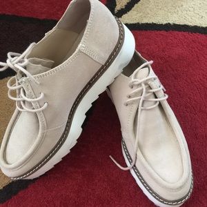 A Zara close shoes .