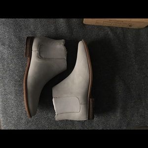 Forever 21 MENS gray suede Chelsea boots