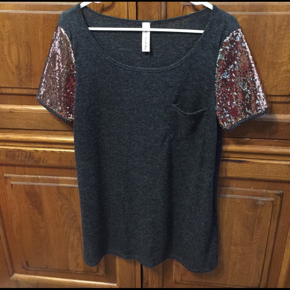 ⭐️ 4 for $8 ⭐️ Gray top with sequins