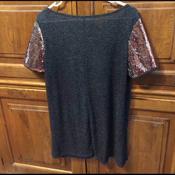 ⭐️ 4 for $8 ⭐️ Gray top with sequins - Picture 3 of 3