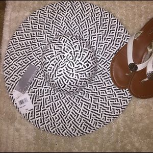 Beautiful BNWT sun hat! Black/White adjustable!