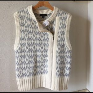 Banana Republic zip up vest made of Italian yarn