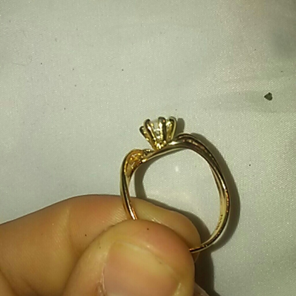 A ring - Picture 2 of 4