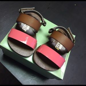 Baby girl sandals.