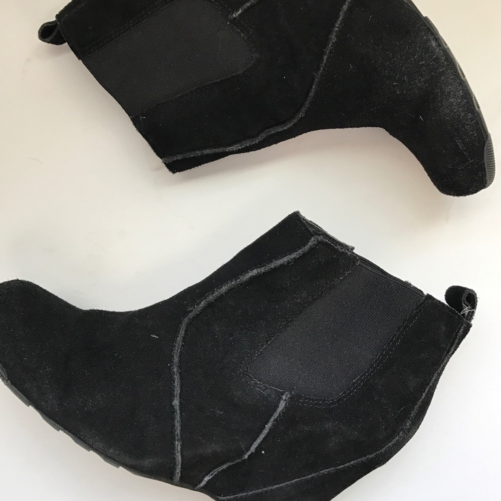 Kenneth Cole Tell Tales Suede Bootie • 7.5