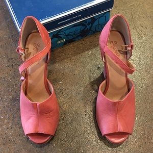 NEW Seychelles red leather peep toe heels😍