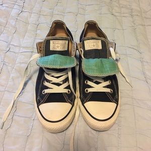 Double tongued navy blue converse. Low top