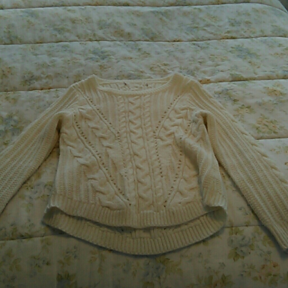 Im selling a white sweater with tiny sparkles
