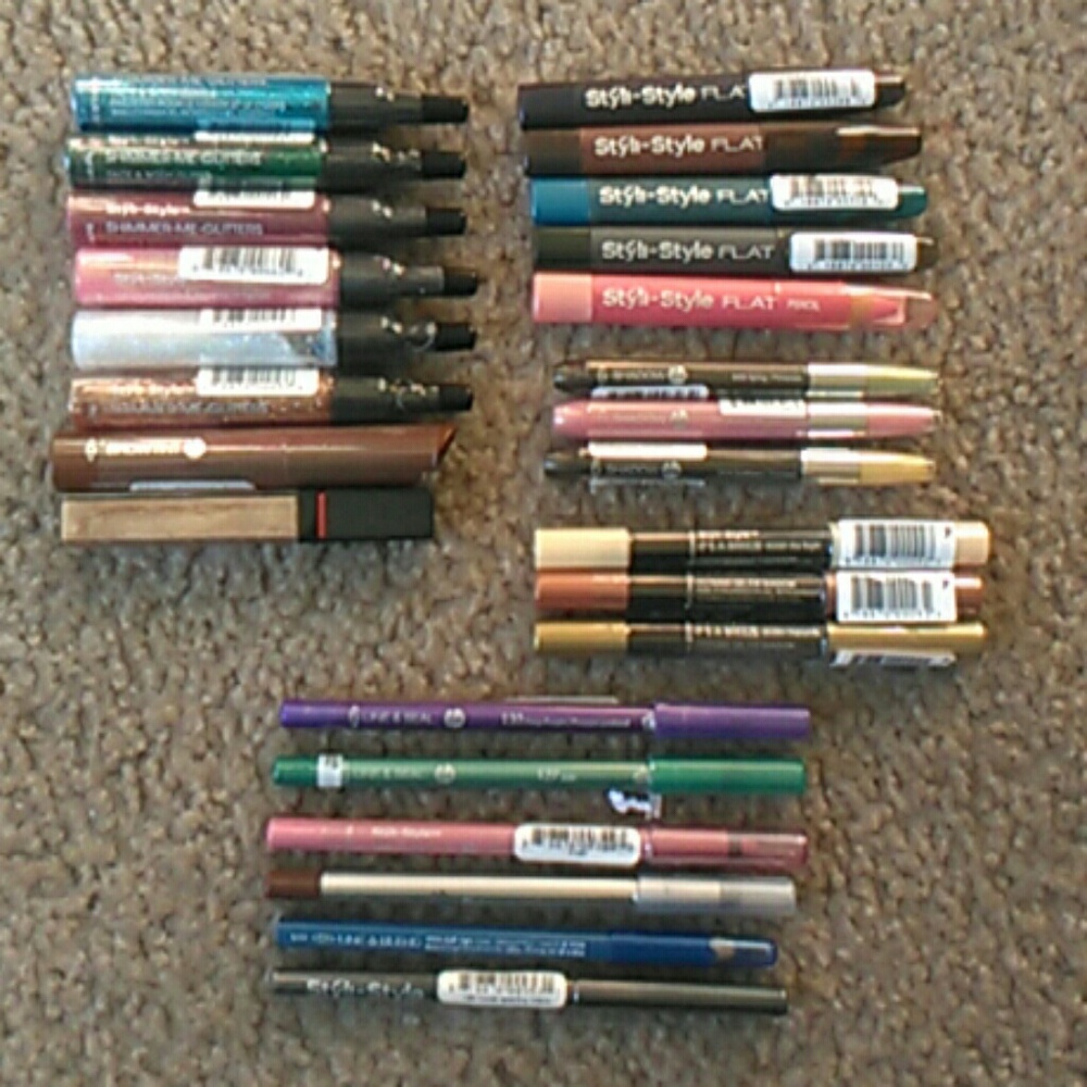 25 PIECE STYLI STYLE MAKE UP BUNDLE