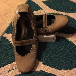 Born Patent Leather Mary Janes Beige sz 10