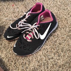 Nike size 8 women's tennis shoes
