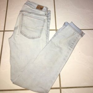 Light washed American eagle skinny jeans