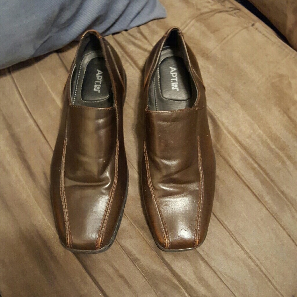 Men's brown dress shoes