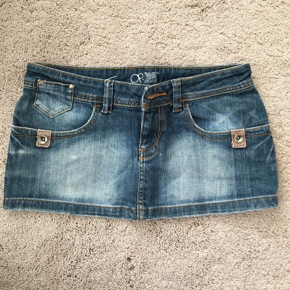 ⬇️Faded white and dark blue denim mini skirt