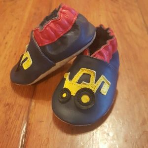 Robeez: Tractor navy/red boys slippers