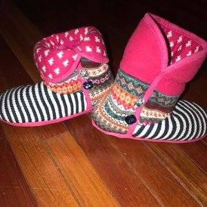 Steve Madden Slippers NWT Size M (7-8) Steve Madden Slippers NWT Size M (7-8)