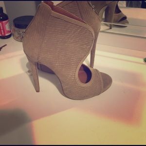 Tan Steve Madden pumps. Super sexy only worn once.