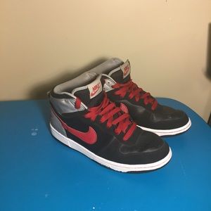 Black and white Nikes sz 10.5 condition 6/10