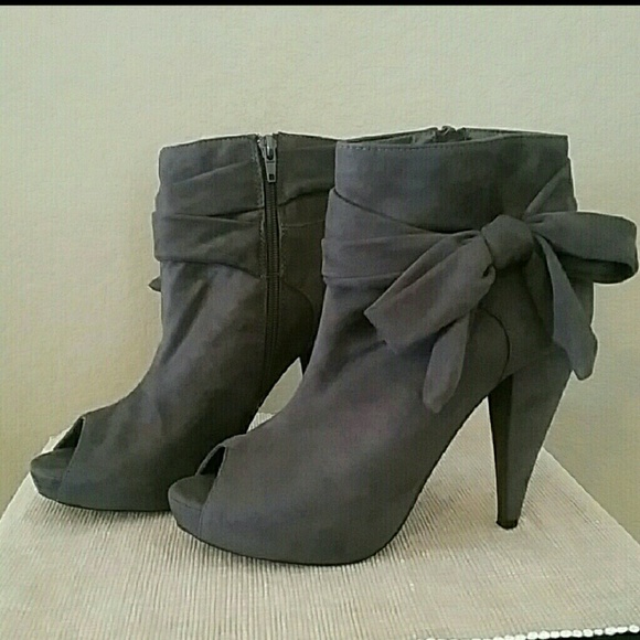 Wild Diva Shoes - Wild Diva gray suede ankle heeled boots 10