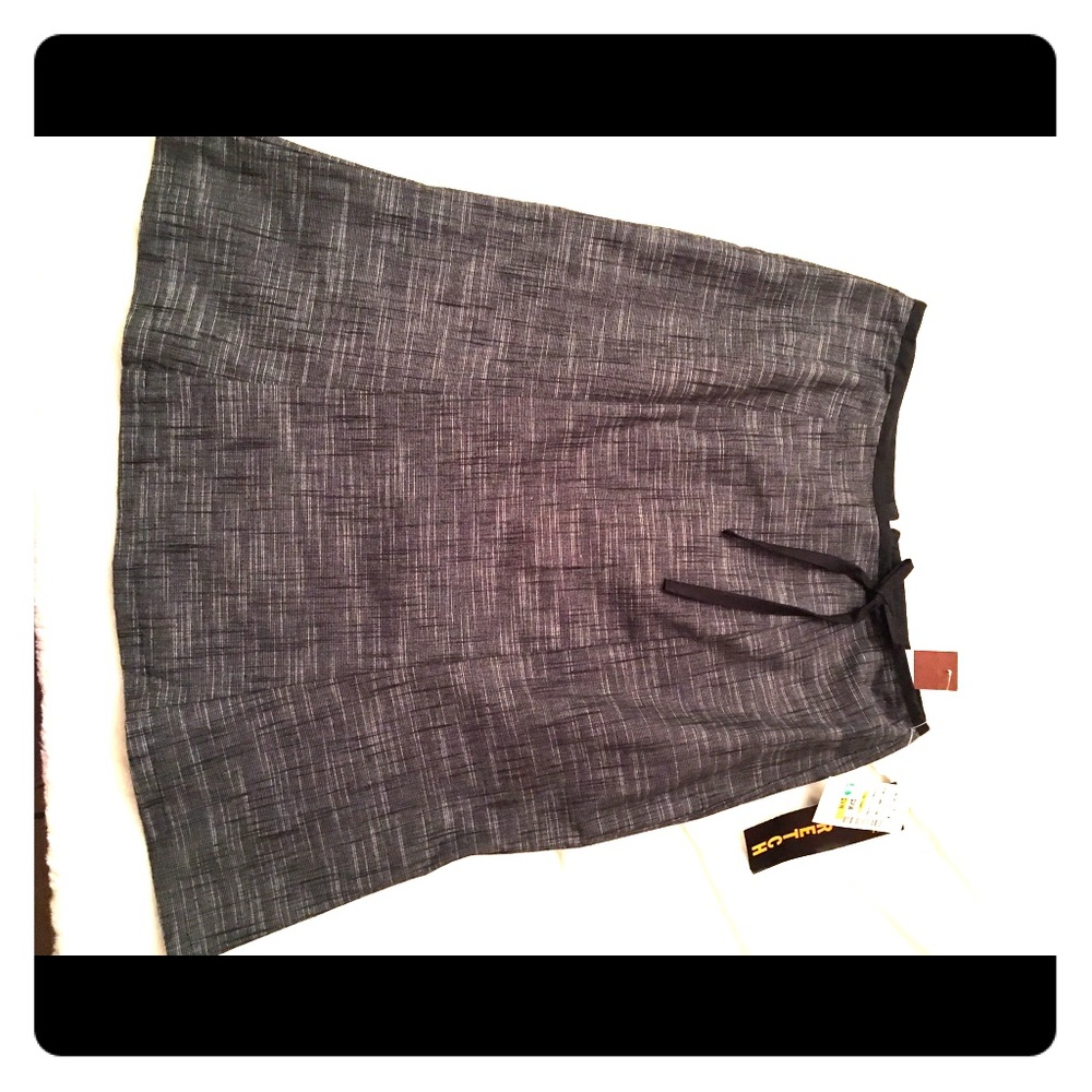 David Paul tailored skirt, mini bow accent, size 4