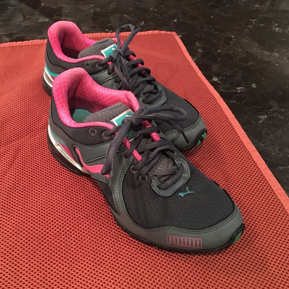Great condition Puma sneakers!!