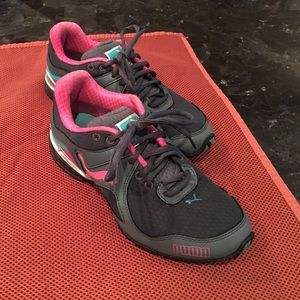 Great condition Puma sneakers!!