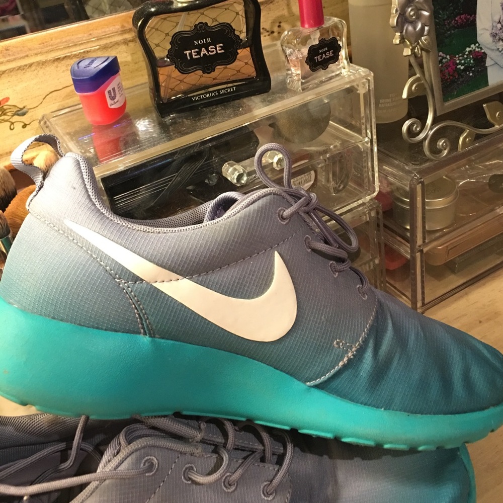 Nike ombré Roshes size 7.5💙