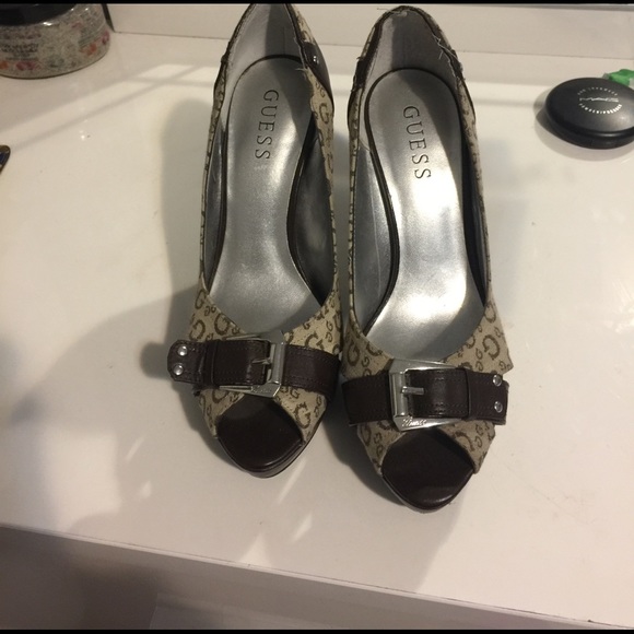 Guess pumps. Super comfortable!! - Picture 2 of 2