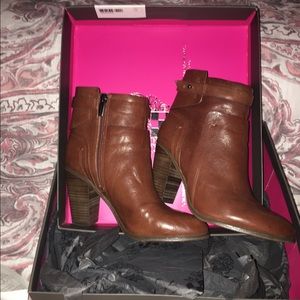 Brand new Vince camuto booties size 7 leather