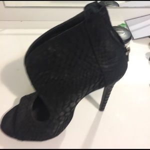 Super sexy black faux snake skin pumps.