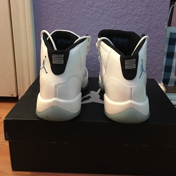 Jordan 11s Legend Blues - Picture 3 of 4