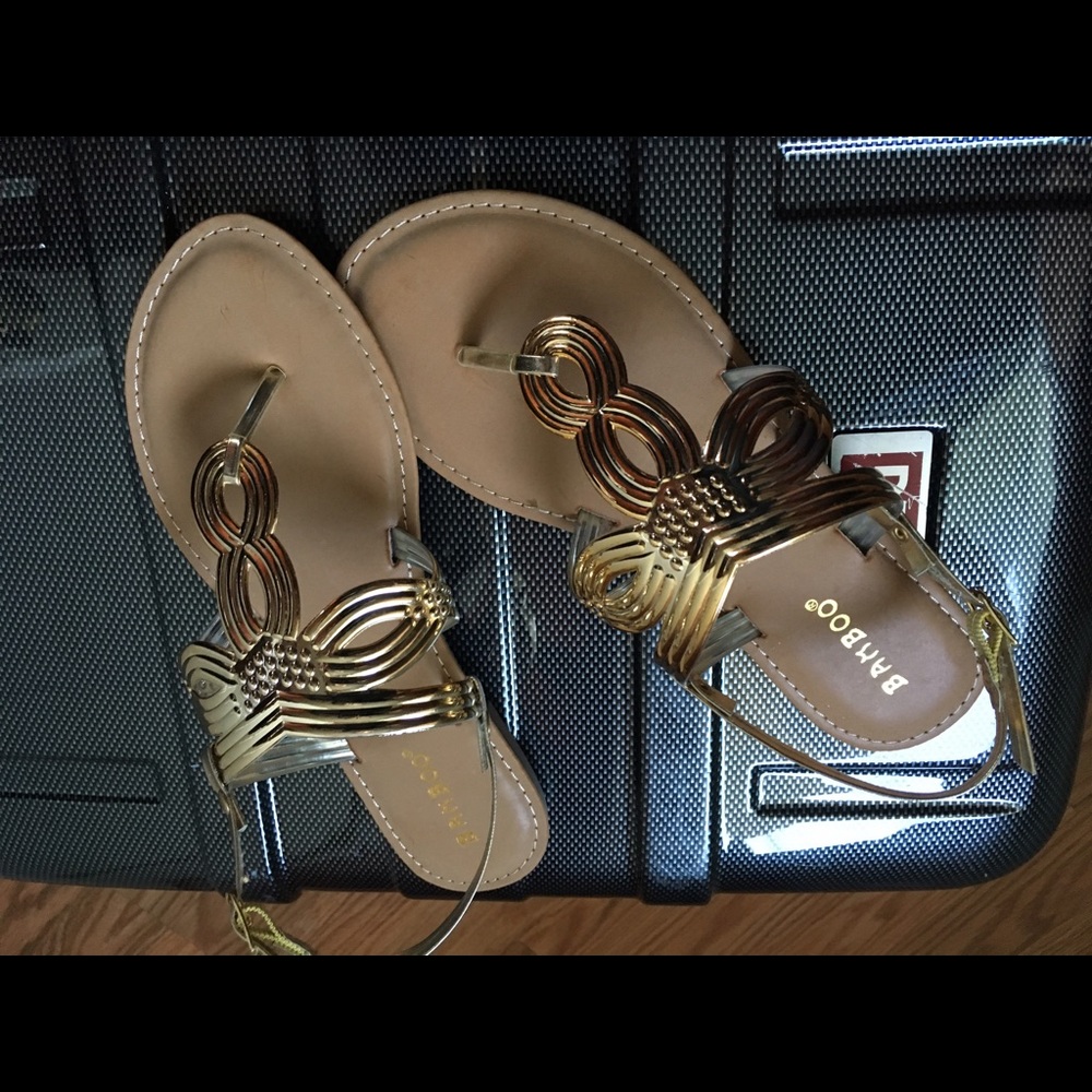 Cute gold sandals - Size 7