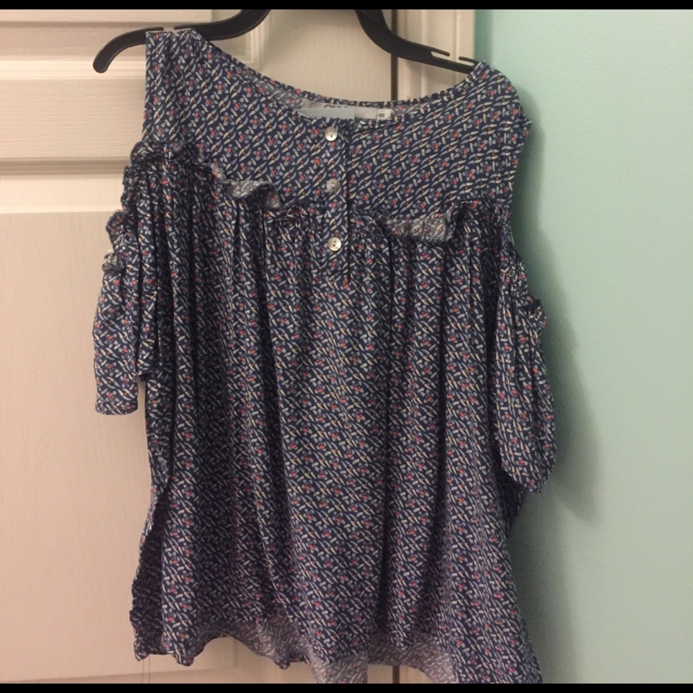 Cold Shoulder Shirt w/ pattern