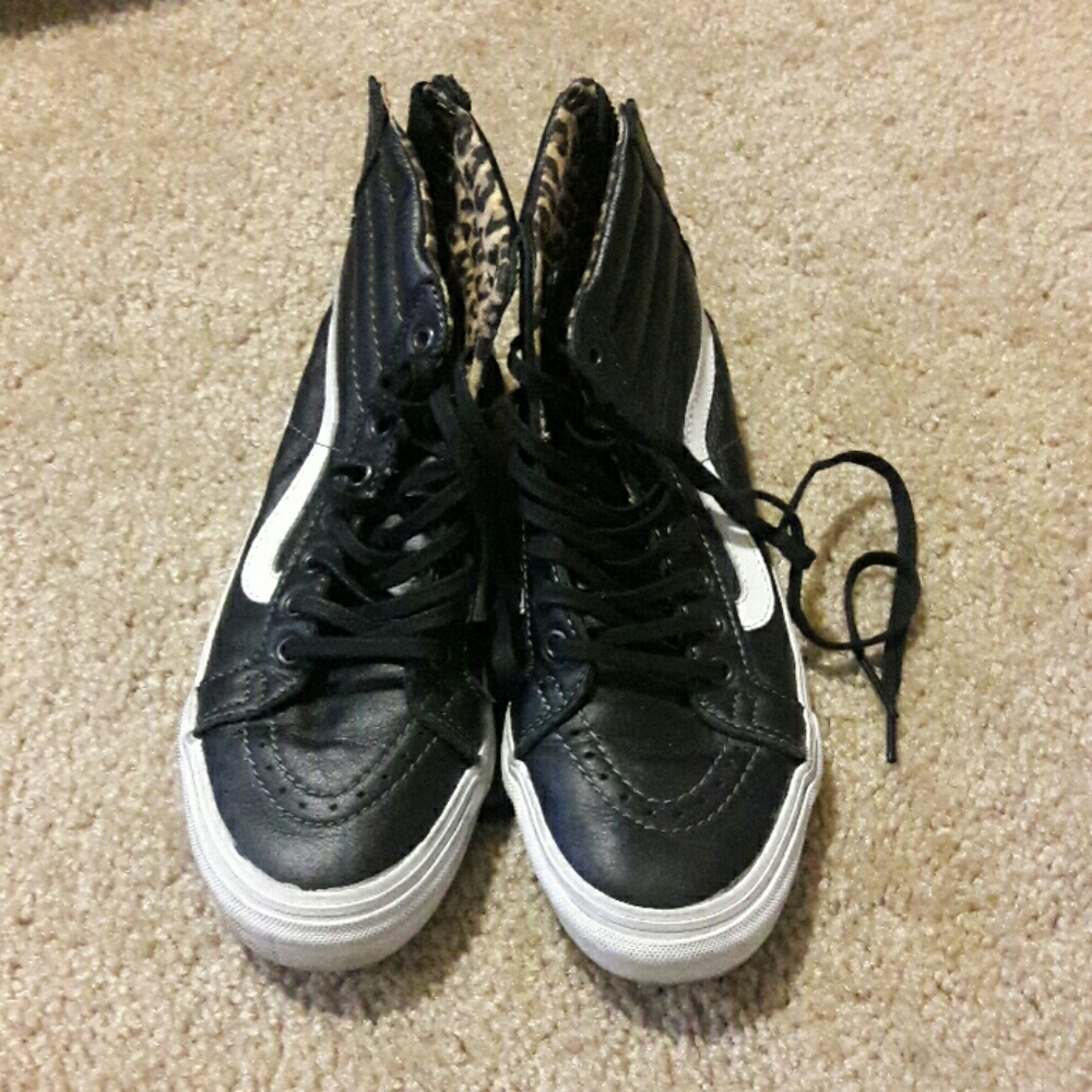 Tennis shoes