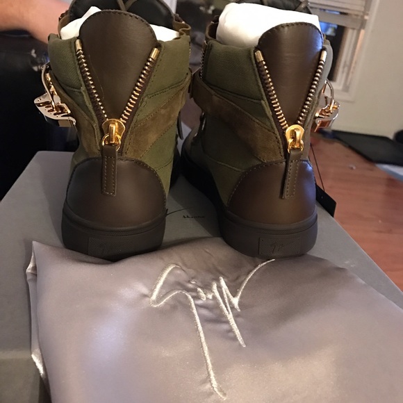 Sold! NIB Giuseppe Zanotti Plated Strap Double Zip - Picture 4 of 6