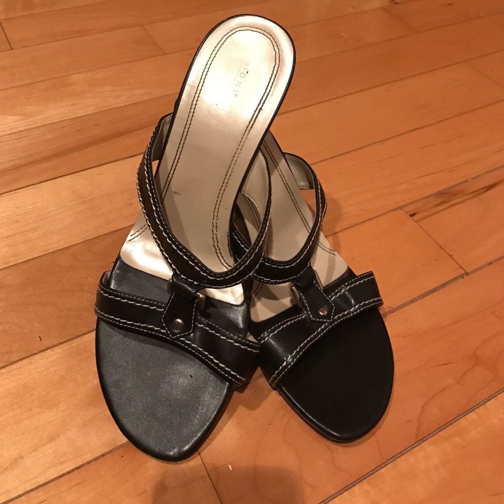 Fioni sandals