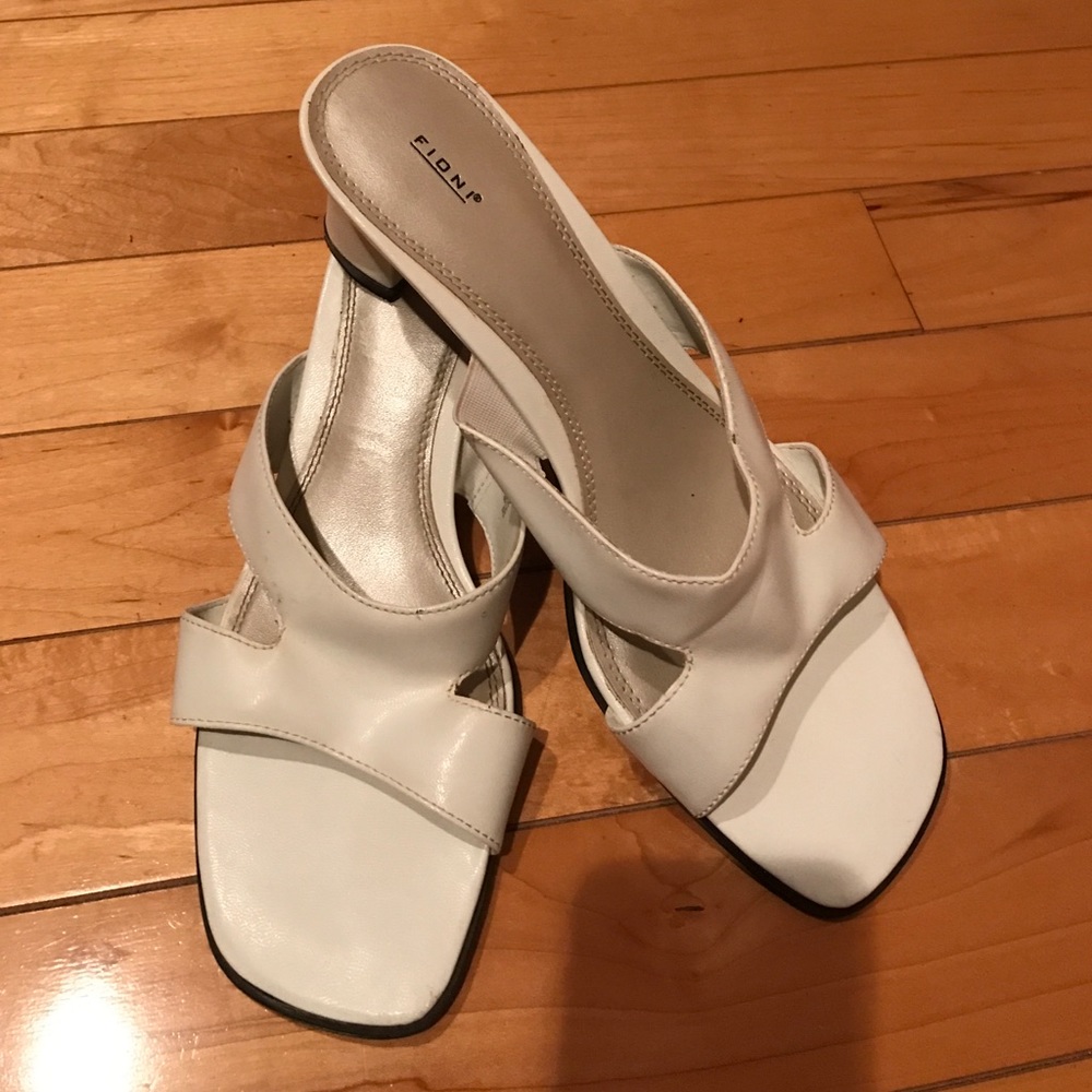Fioni sandals