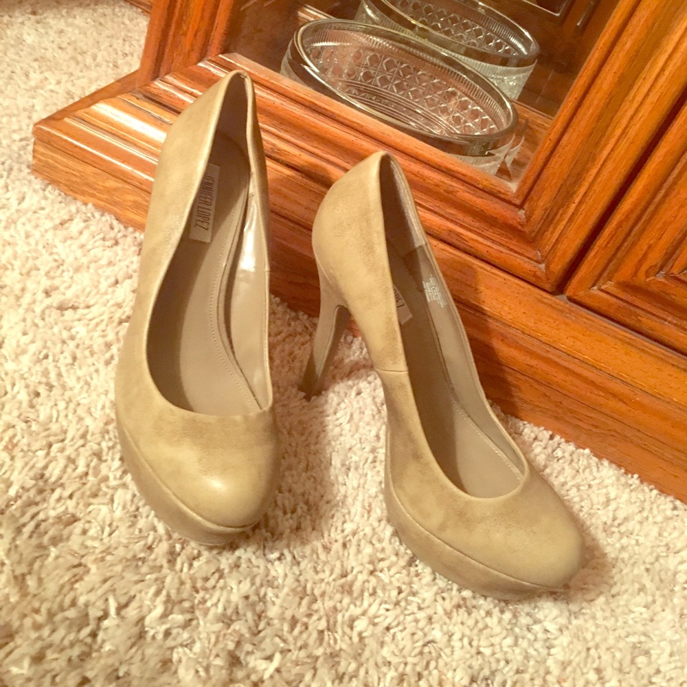 Jennifer Lopez Platform Pumps