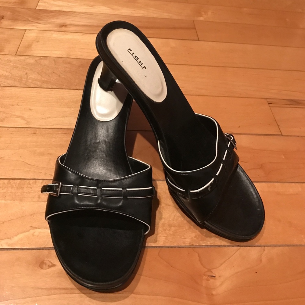 Fioni sandals