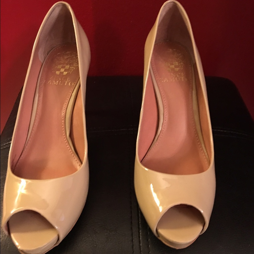 Nude smooth patent leather peep toe pumps