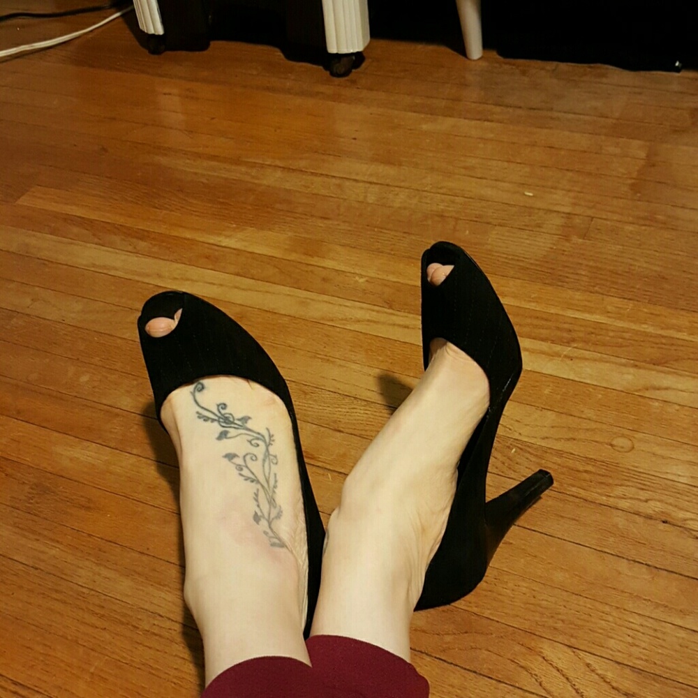 Peep toe pumps