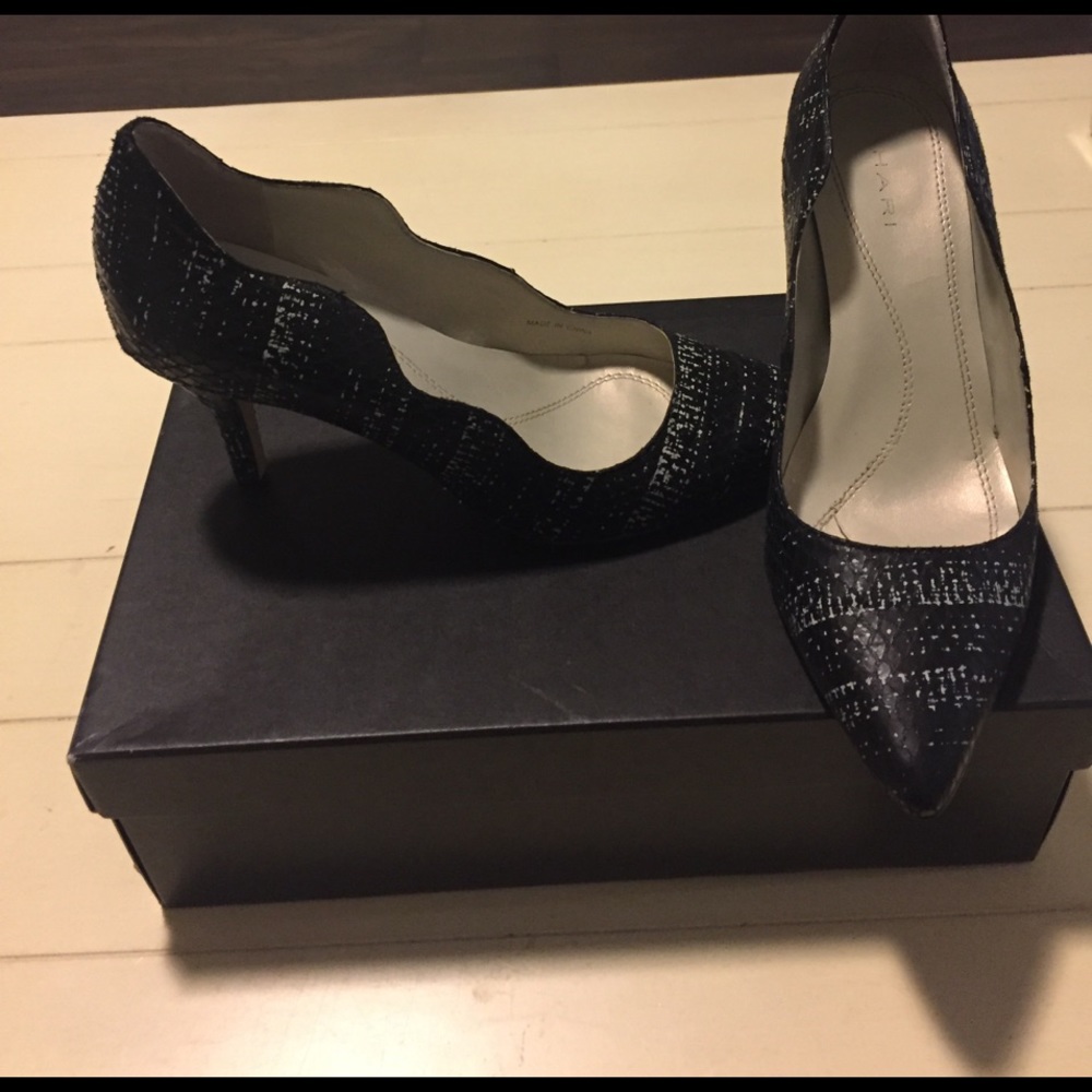 Black and white Tahari heels size 6